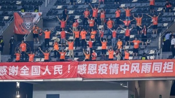 Entre lágrimas, hinchas en Wuhan vuelven a ver a su equipo en vivo