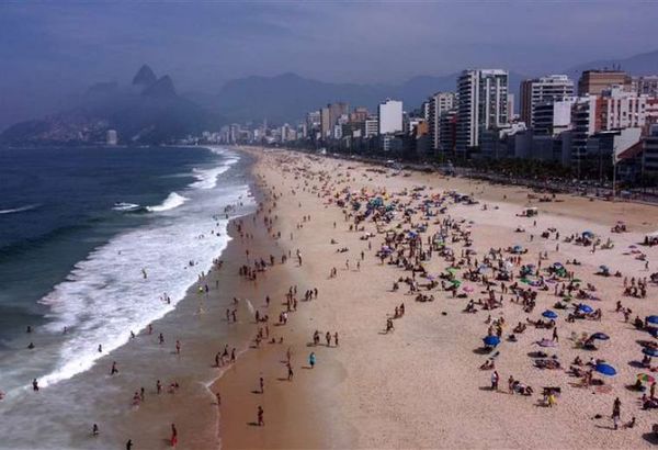 Miles de bañistas en las playas de Río de Janeiro pese a restricciones por el Covid-19
