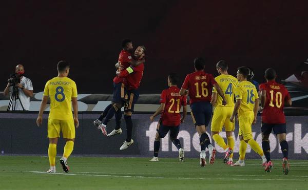 España se hace líder de su grupo con goleada ante Ucrania