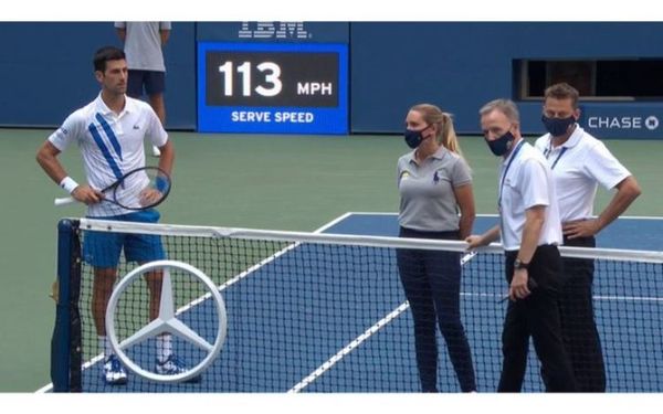 US Open: Descalifican a Novak Djokovic por un pelotazo a la juez de línea