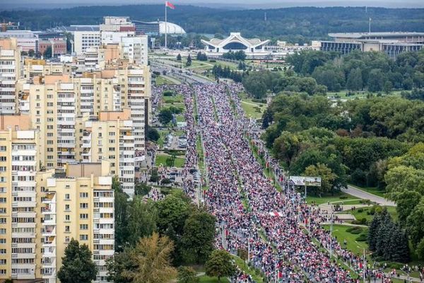 Decenas de miles de manifestantes a las puertas del palacio de Lukashenko