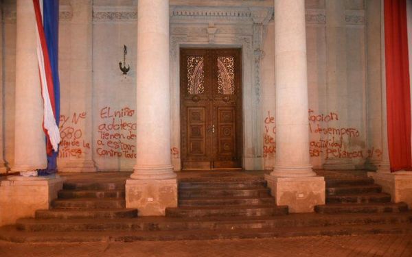 Fiscalía imputa a tres mujeres por daño a Panteón de los Héroes y pide prisión preventiva