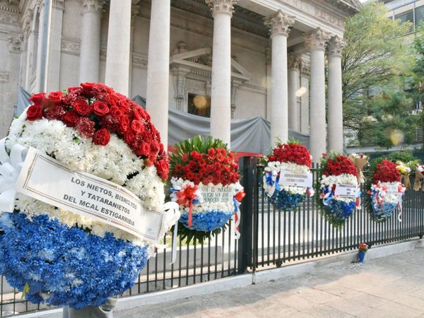 Ciudadanos llenan de coronas de flores al Panteón de los Héroes tras actos vandálicos