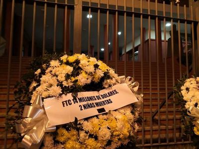 También aparecen coronas de flores para los “vándalos de la Patria” frente a ANR - Nacionales - ABC Color