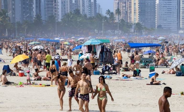 HOY / Brasil registra 447 muertes por COVID-19 en una jornada de playas abarrotadas