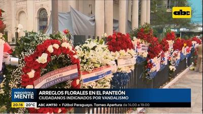 Indignados por vandalismo llevaron arreglos florales en el Panteón - Periodísticamente - ABC Color