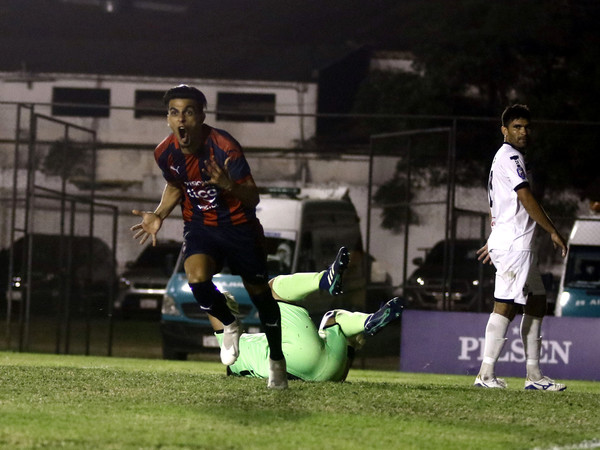 Ronaldo Martínez se hace figura con su doblete