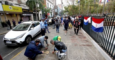 La Nación / Ciudadanía denuncia a personas que violentaron símbolos patrios