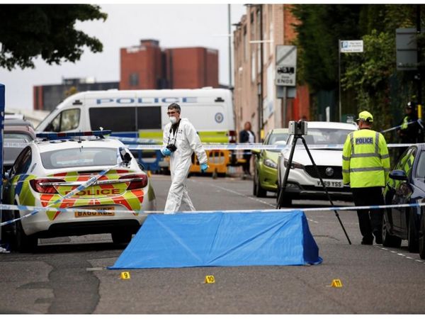 La policía británica busca al autor que mató a una persona