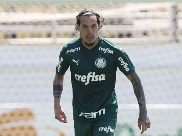 Dejan bien en alto la bandera tricolor