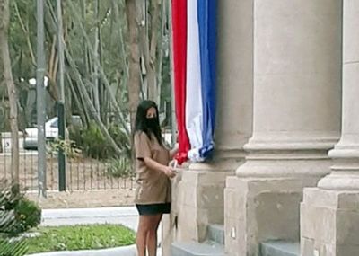 La bandera no se quema, la bandera es sagrada - Lectores Opinan - ABC Color