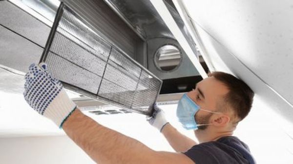 La fuerte advertencia de un experto en química ambiental: “El COVID-19 también se puede transmitir a través de los sistemas de ventilación”