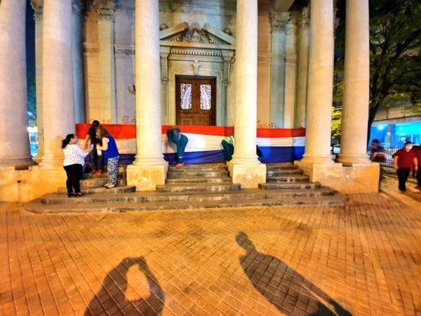 Se unieron para limpiar el Panteón pintado en protesta