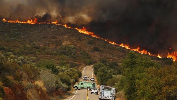 Más de 200 personas evacuadas en helicóptero por un nuevo fuego en California » Ñanduti