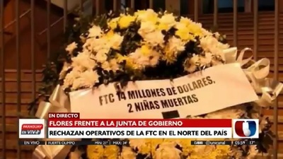 Colocan coronas de flores frente a la ANR