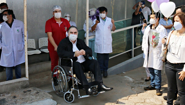 Médico de 68 años vence al covid-19 tras 17 días en terapia - Noticiero Paraguay