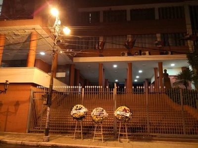 Sin ser delito, policías indagan sobre envío de flores frente a la ANR