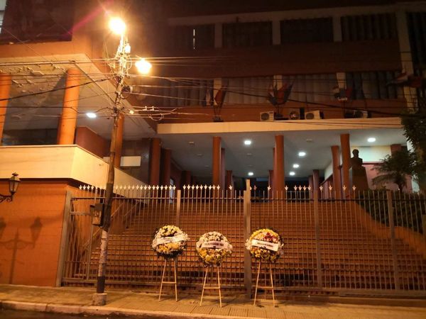 Sin ser delito, policías indagan sobre envío de flores frente a la ANR