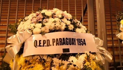 Comisario investiga quién encargó las coronas de flores que aparecieron frente a la ANR - ADN Paraguayo