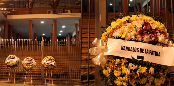 También aparecieron coronas de flores para los “vándalos de la Patria” frente a ANR - Noticiero Paraguay