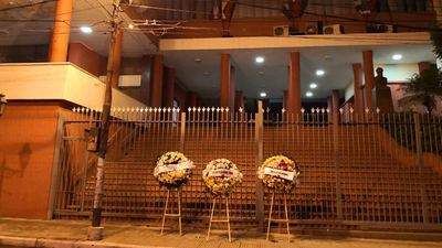 Corona de flores frente a la ANR en rechazo al trabajo de la FTC