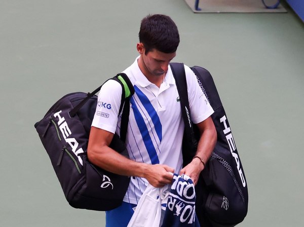 Djokovic y el reducido grupo de célebres tenistas descalificados