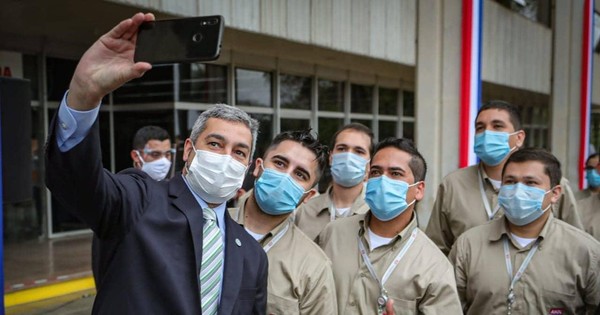 La Nación / Mario Abdo persiste en aglomerarse, pese a directriz sanitaria