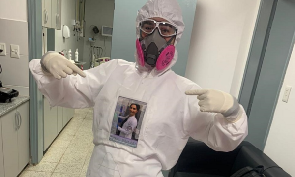 Terapista utiliza fotos en su traje para atender a sus pacientes
