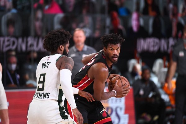 Los Bucks sobreviven ante los Heat y los Lakers igualan la serie con Houston