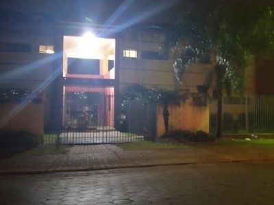 Adolescente habría escapado de albergue para festejar el cumple de su bebé