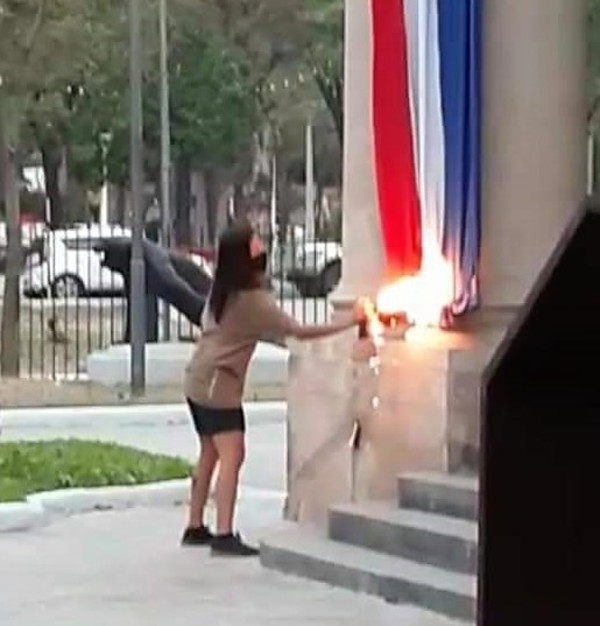 Policías miraban indiferentes mientras horda de "progres" profanaba a placer símbolos patrios - La Mira Digital