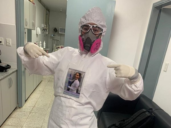 Muestra cómo se ve bajo el traje con su foto en el pecho