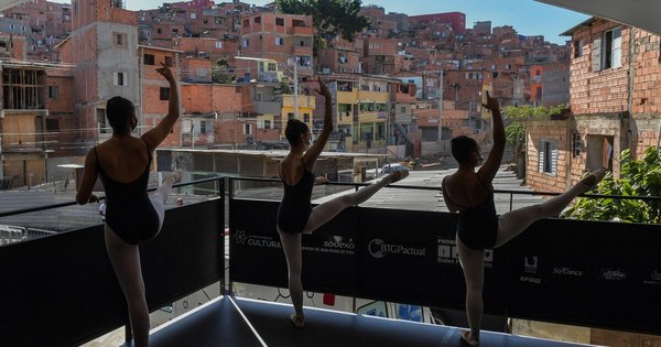 La Nación / Ballet de favela brasileña retoma ensayos con coreografía sobre violencia policial