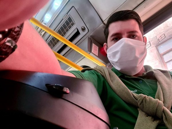Pagó el pasaje por su termo para sentarse solo en el colectivo