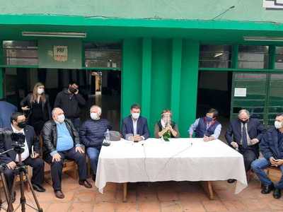 Partidos de la oposición presentan el libelo acusatorio para impulsar el juicio político contra Sandra Quiñónez » Ñanduti