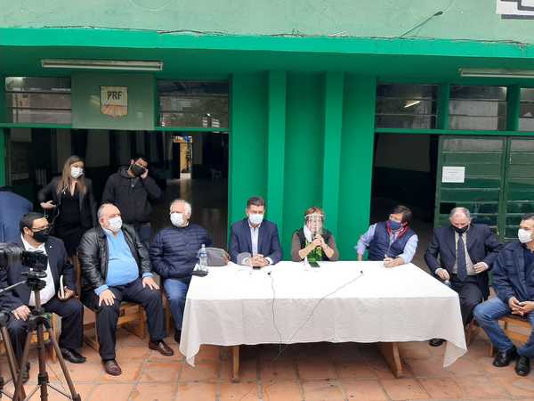 Partidos de la oposición presentan el libelo acusatorio para impulsar el juicio político contra Sandra Quiñónez » Ñanduti