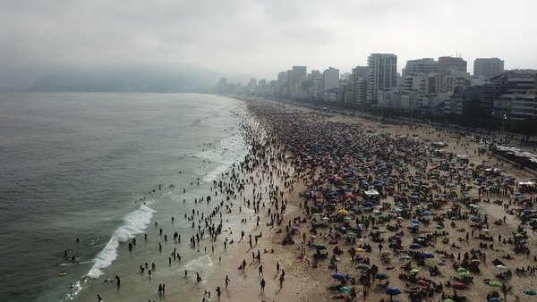 Brasil: playas repletas de gente en plena pandemia de coronavirus - ADN Paraguayo