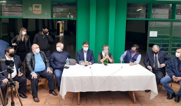 Partidos de la oposición presentaron esta mañana el pedido de juicio político a Sandra Quiñonez.