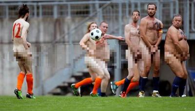 Futbolistas juegan desnudos partido en protesta contra la FIFA - Noticiero Paraguay