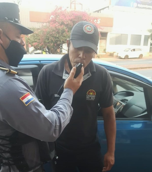 Hurrero de PRIETO con uniforme de “ZORRO” es sorprendido manejando BORRACHO