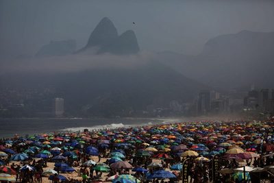 Las playas vuelven a llenarse en un Brasil de fiesta en plena pandemia - MarketData