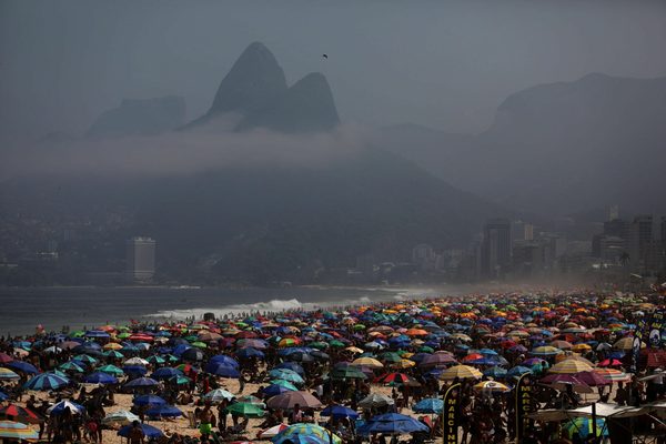 Las playas vuelven a llenarse en un Brasil de fiesta en plena pandemia - MarketData