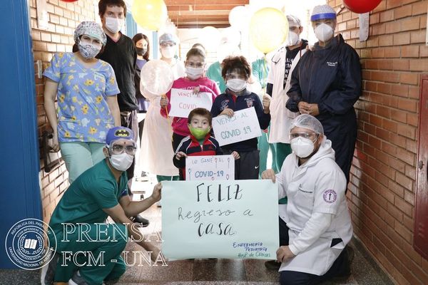 PEDIÁTRICOS POSITIVOS AL COVID-19 RECIBEN ALTA MÉDICO EN EL HOSPITAL DE CLÍNICAS.