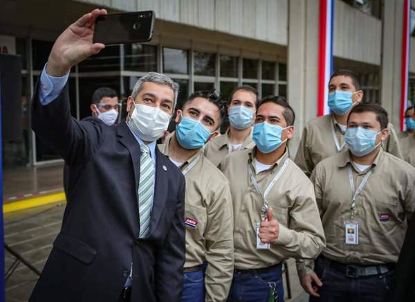 291 profesionales son nuevos funcionarios de la ANDE - Noticde.com