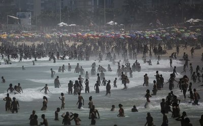 Playas de Brasil repletas de gente en plena pandemia - Noticiero Paraguay