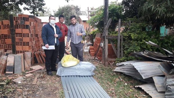Familia que perdió su vivienda en incendio recibe ayuda de la Gobernación - Noticiero Paraguay