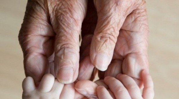 Mayores de 65 años y menores de 1 son los más vulnerables ante el COVID-19, afirman