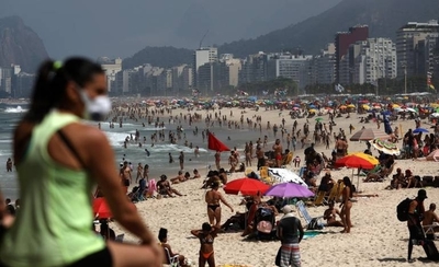 HOY / De fiesta en plena pandemia: las playas de Brasil vuelven a llenarse