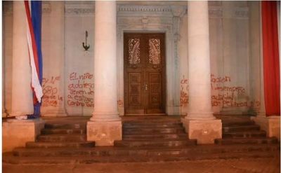Daños al Panteón: Juez admite imputación contra presuntas responsables