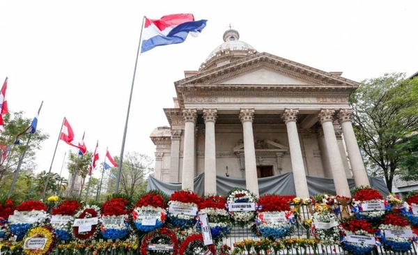 HOY / ¿Los restos de quiénes descansan en el Panteón Nacional de los Héroes?